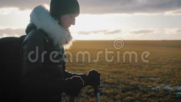 带背包的女旅行者在山上徒步旅行漫步在群山中自由与幸福视频的预览图