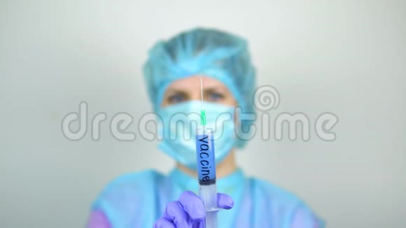 医生一个女人手里拿着抗冠状病毒的疫苗看着它视频的预览图