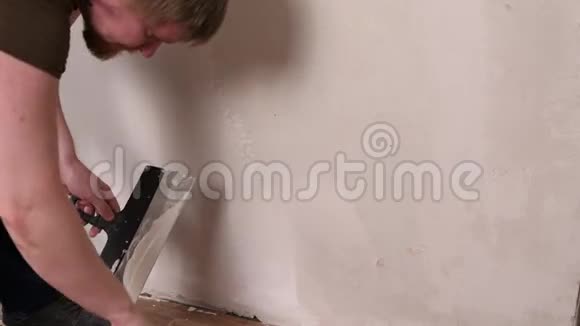 抹刀用石膏覆盖墙面视频的预览图