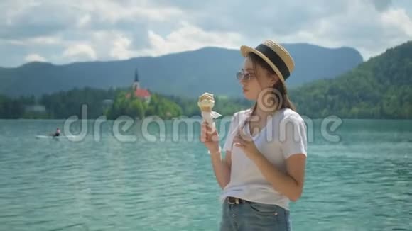 斯洛文尼亚的布莱德湖畔年轻女子正在吃冰淇淋视频的预览图