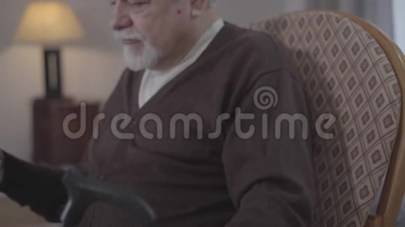 无法辨认的成熟白人男子在电话中解释症状患有心脏病的老年男性退休人员视频的预览图