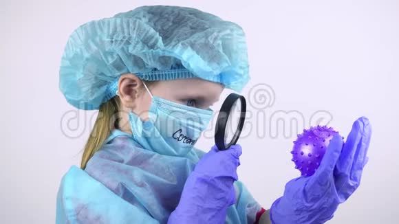 一个医生一个孩子手里拿着一个冠状病毒看着它他通过放大镜学习冠状病毒视频的预览图