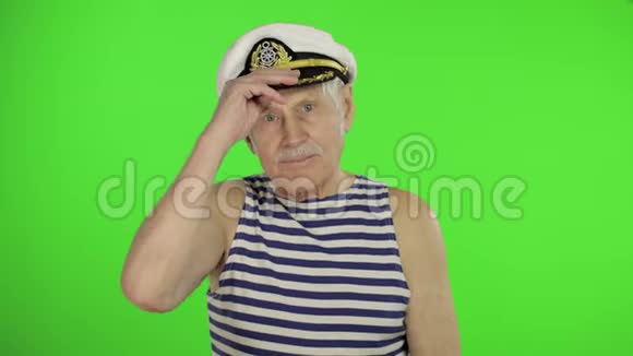 有胡子的老水手老帆船在色度关键背景视频的预览图