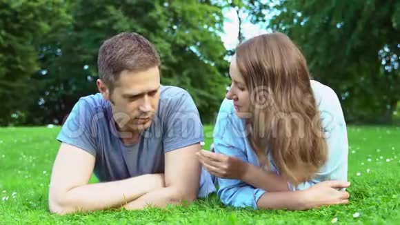男人和女人在公园里说话视频的预览图