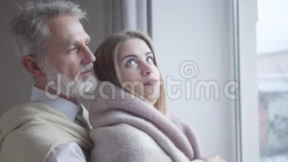近距离观看年轻漂亮的高加索女人和年长的男人说话和微笑一对幸福的夫妇视频的预览图
