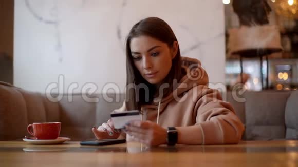 年轻女性通过手机刷卡支付账单视频的预览图