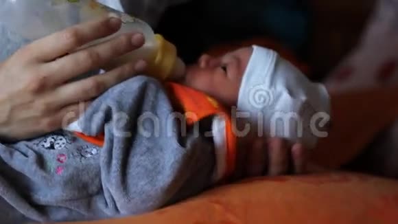 新生儿奶瓶视频的预览图