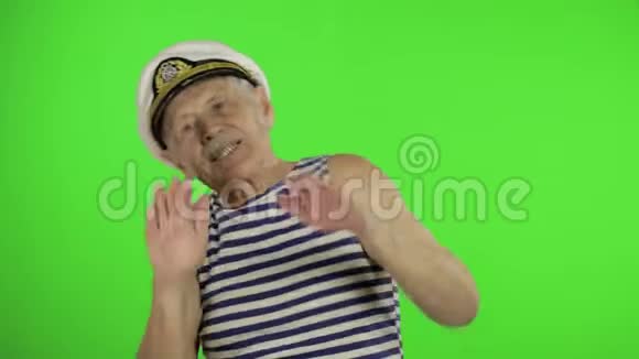 老年水手男子滑稽舞蹈老帆船在色度关键背景视频的预览图