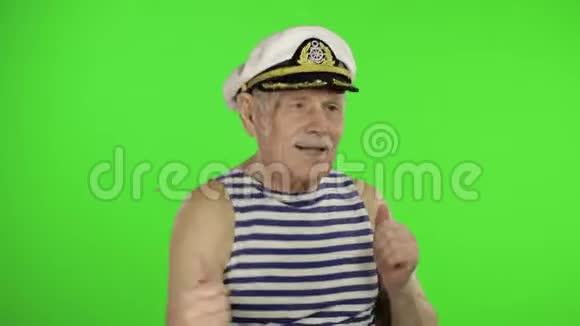 老年水手男子滑稽舞蹈老帆船在色度关键背景视频的预览图