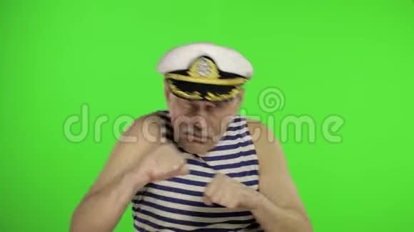 年长的水手生气了露出了拳头赛勒曼的铬钥匙视频的预览图