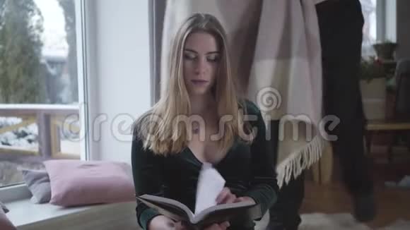中年白种人男人用毯子盖住年轻女人的阅读一对有年龄差距的夫妇晚上视频的预览图