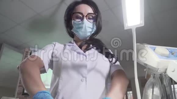 年轻的专业女性口腔医生用牙科仪器接近摄像机的底部视图肖像视频的预览图