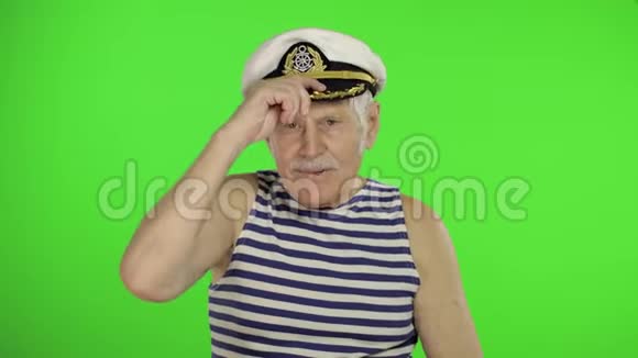 有胡子的老水手老帆船在色度关键背景视频的预览图