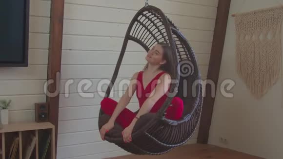 漂亮优雅的女性在吊椅上放松视频的预览图