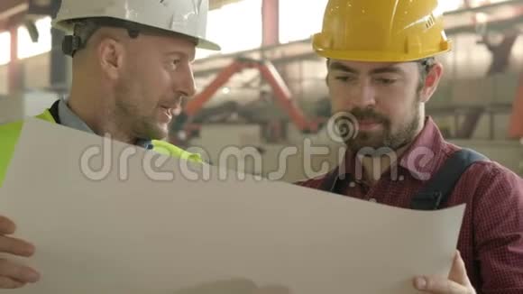 两名工程师在工厂验证蓝图视频的预览图