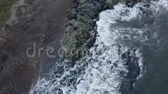 空中无人驾驶飞机向海和岩石射击视频的预览图