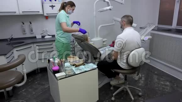 护士正在为一个可爱的小女孩做牙齿检查视频的预览图