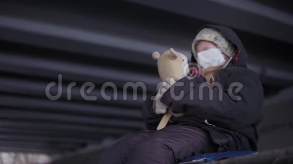 小街小孩用防护面罩抱玩具下桥视频的预览图