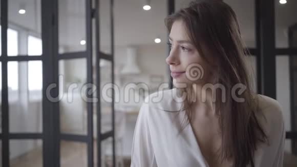 一个体贴的年轻白种人女人坐在室内环顾四周一个棕色眼睛的美丽的黑发女孩视频的预览图