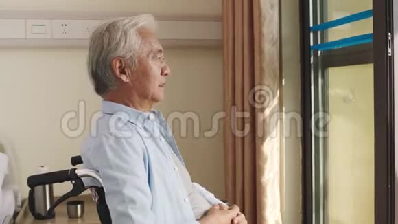 坐在靠窗的轮椅上的亚洲老人视频的预览图
