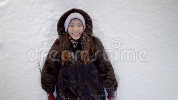 圣诞女孩冬天的女人吹雪视频的预览图