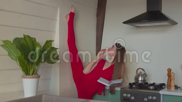 灵活的女孩站在家里分腿视频的预览图