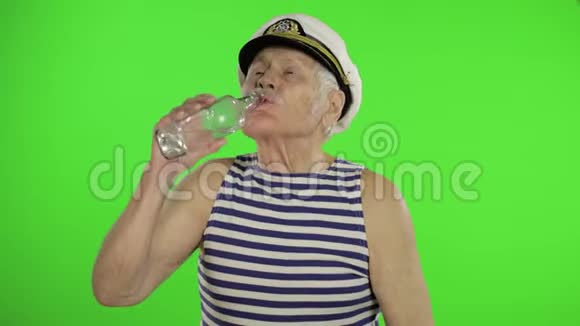 有胡子的老水手喝伏特加老帆船在铬钥匙上视频的预览图