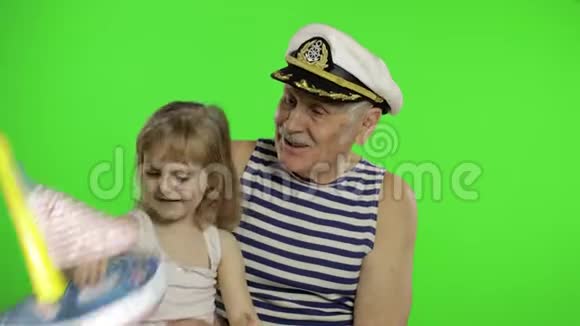 年长的水手爷爷和孙女玩快乐的孩子视频的预览图