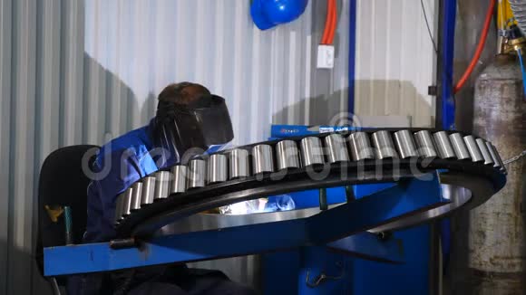 工业工人在轴承厂焊接金属结构焊工男工焊接钢结构焊工视频的预览图
