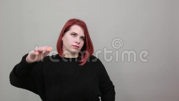 年轻的红头发的胖女人穿着黑色毛衣后排的女人摆姿势拍照视频的预览图
