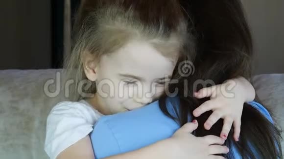 美丽的年轻女子和她迷人的小女儿拥抱着微笑着视频的预览图
