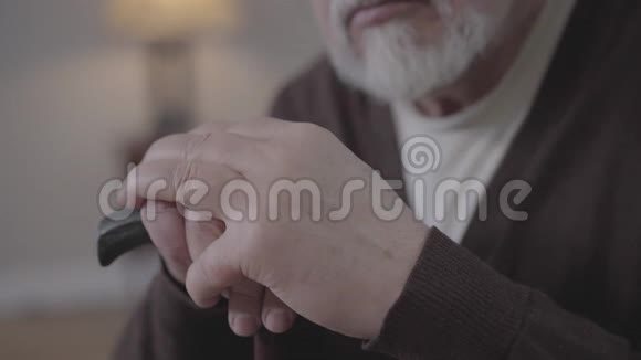 极端特写男性成熟白种人手握手杖面目全非的灰胡子老人视频的预览图