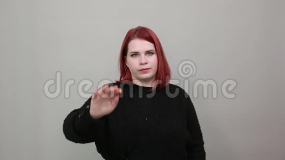 穿毛衣的胖女士愤怒的女人抗议用手掌作为停车标志够了视频的预览图