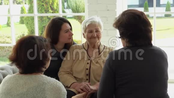 老年妇女与女儿和孙女交谈视频的预览图