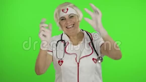 白种人老年女医生舞蹈肖像又疯又滑稽的护士视频的预览图