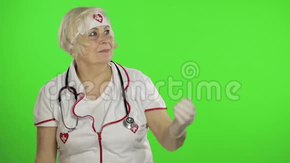 老年白种人女医生护士用她的手指着什么东西视频的预览图