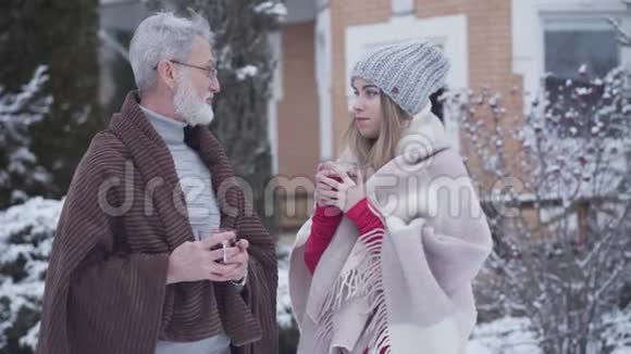有年龄差异的已婚夫妇站在户外喝茶杯聊天的侧视图高加索人和视频的预览图