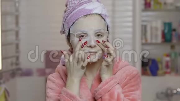 女人在浴室里戴化妆品面膜护肤水疗面膜视频的预览图