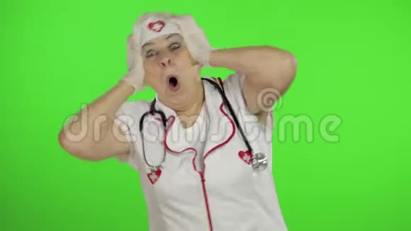 白种人老年女医生舞蹈肖像又疯又滑稽的护士视频的预览图