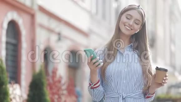 年轻的笑脸女人一头棕色的头发穿着时髦的条纹衬衫和头巾用她看起来很开心视频的预览图