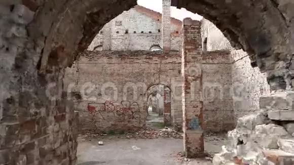 废弃建筑上的涂鸦视频的预览图
