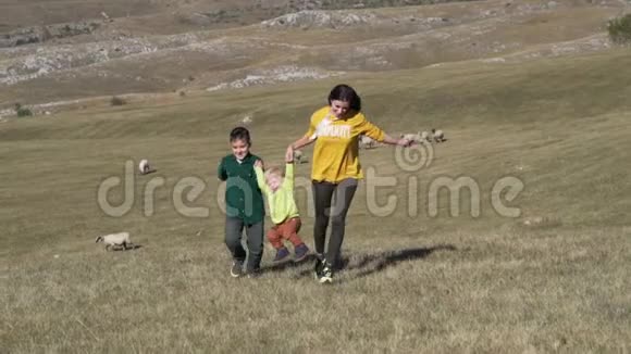 幸福的家庭孩子们手牵手跑过田野视频的预览图