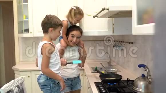 幸福家庭一起在厨房准备健康食品视频的预览图