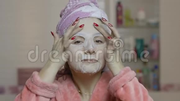 女人在浴室里戴化妆品面膜护肤水疗面膜视频的预览图