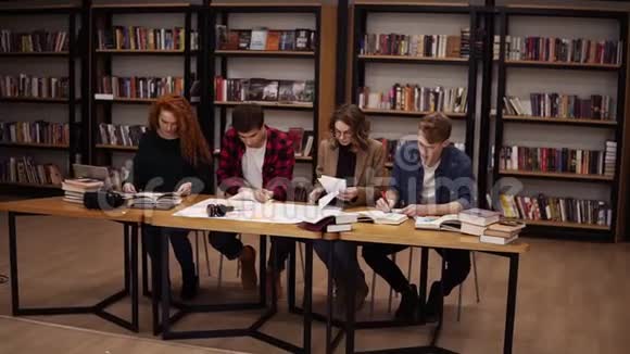 学生在uni图书馆学习几个小时后把纸扔上去的慢动作快乐自由的学生视频的预览图