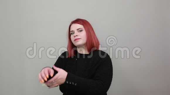 穿着黑色毛衣的胖女人时髦的女人握着她的手对着镜头摆姿势视频的预览图