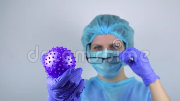 一个医生一个女人手里拿着一个冠状病毒看着它视频的预览图