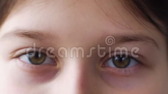 小女孩棕色眼睛的宏观镜头视频的预览图