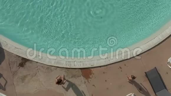 三名儿童潜入圆形游泳池进行空中射击视频的预览图