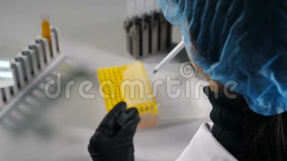 女科学家在试管中滴化学液体的后视图把从事化学研究的科学家的手视频的预览图